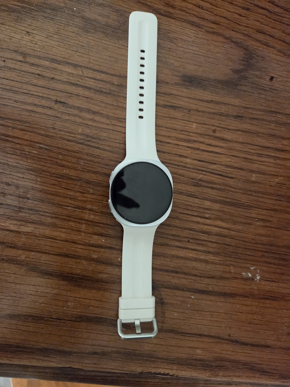 Samsung White Round Smartwatch with Black Touchscreen